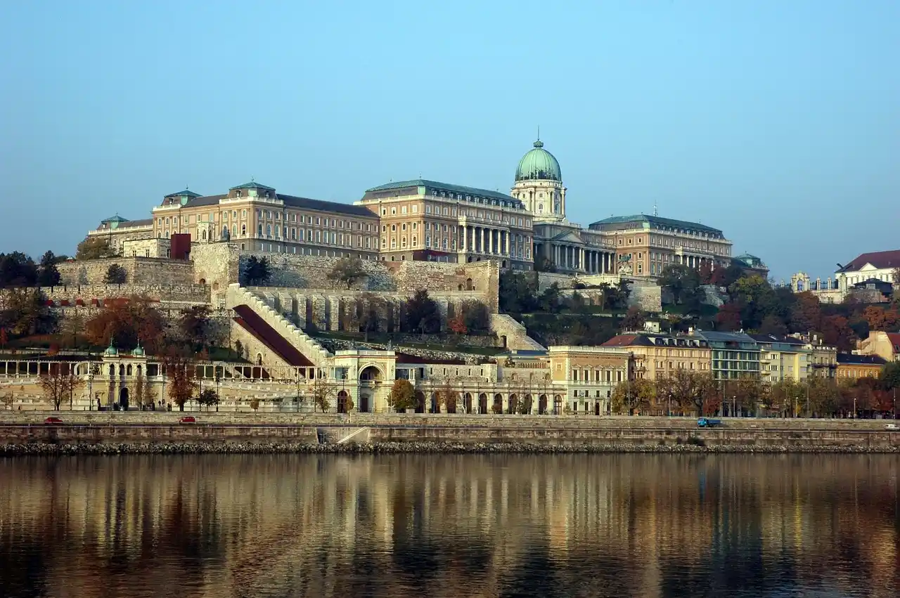 Budapest - Le Château de Buda vu depuis le fleuve Danube