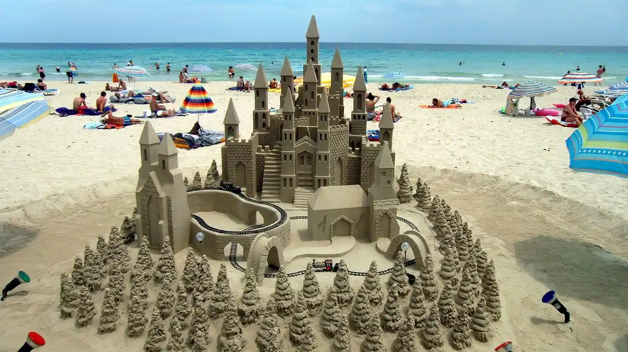 Minorque ou Majorque - Un château de sable sur une plage de Majorque