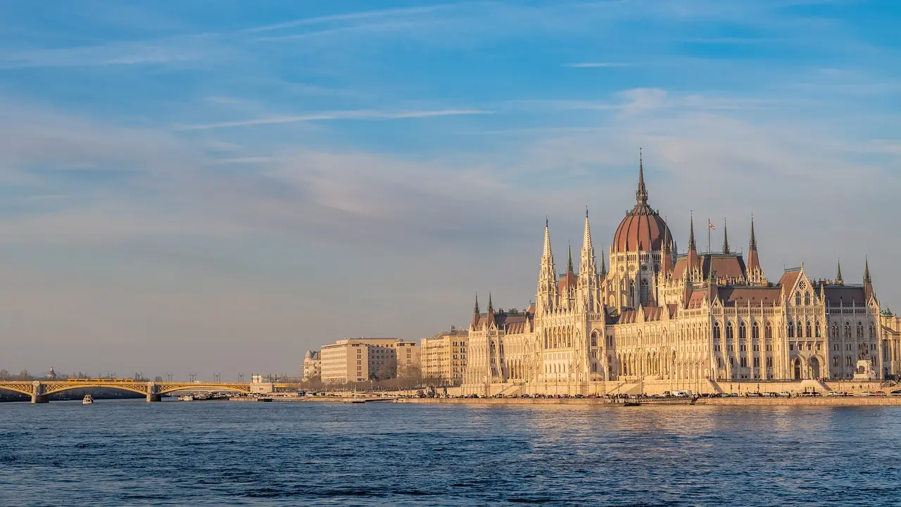 Visiter Budapest en 3 jours - Le Parlement Hongrois au bord du Danube