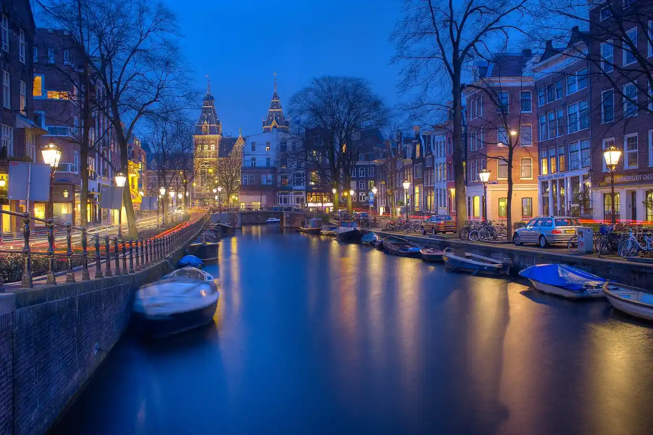 Le charme nocturne absolument irrésistible d'Amsterdam
