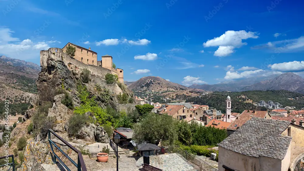 Panorama sur la ville de Corte et sa citadelle en Corse
