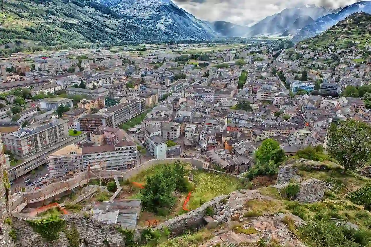 Vue sur la ville pitoresque de Sion dans les Alpes suisses