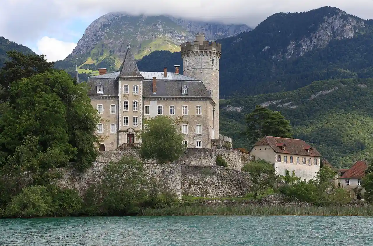 Le château d’Annecy vu depuis le lac